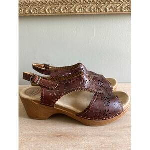 Dansko Women’s Classic Clog Sandals, Size 40 – Chic, Minimalist Summer Staple.